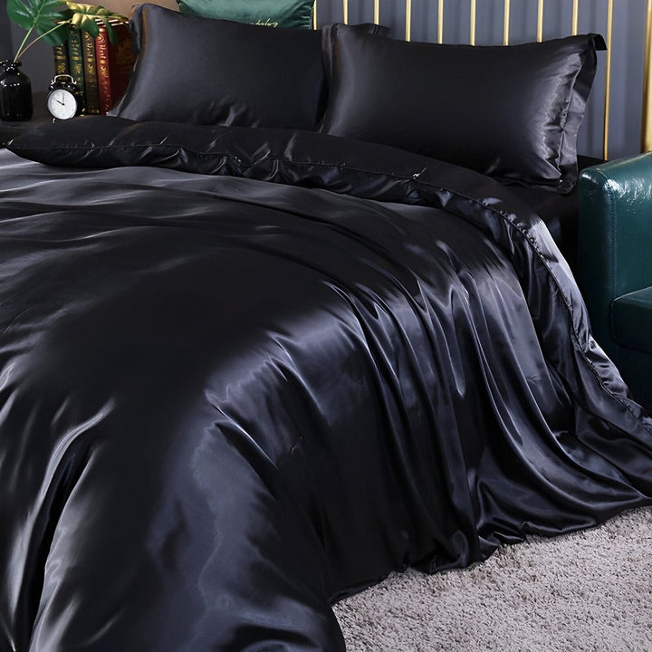 Lyxigt satin silkespåslakanset med örngott. Elegant design för en sofistikerad heminredning.