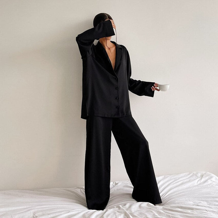 Lyxigt pyjamasset för dam i elegant design. Bekvämt tvådelat loungewear för avkoppling hemma.