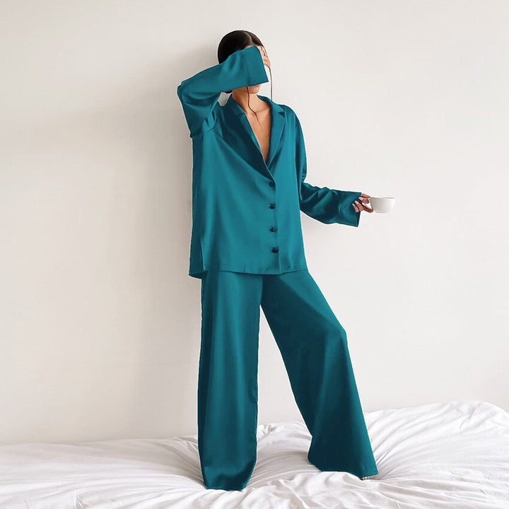 Elegant dam pyjamasset, perfekt som mjukt nattkläder eller stilfullt hemmakläder i lyxig design.