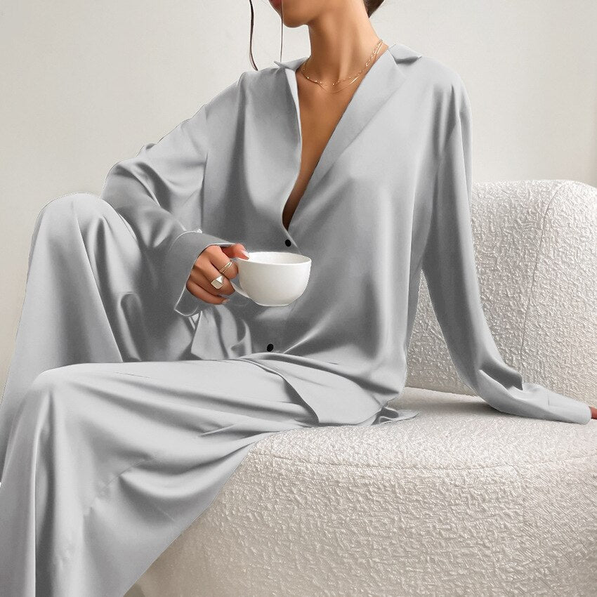 Bekvämt och stilfullt pyjamasset för kvinnor. Perfekt för avkoppling, lyxig loungewear i två delar.