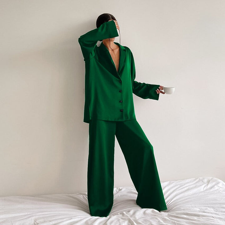 Mjukt och bekvämt dam pyjamasset. Elegant loungewear design för maximal avkoppling och stil hemma.