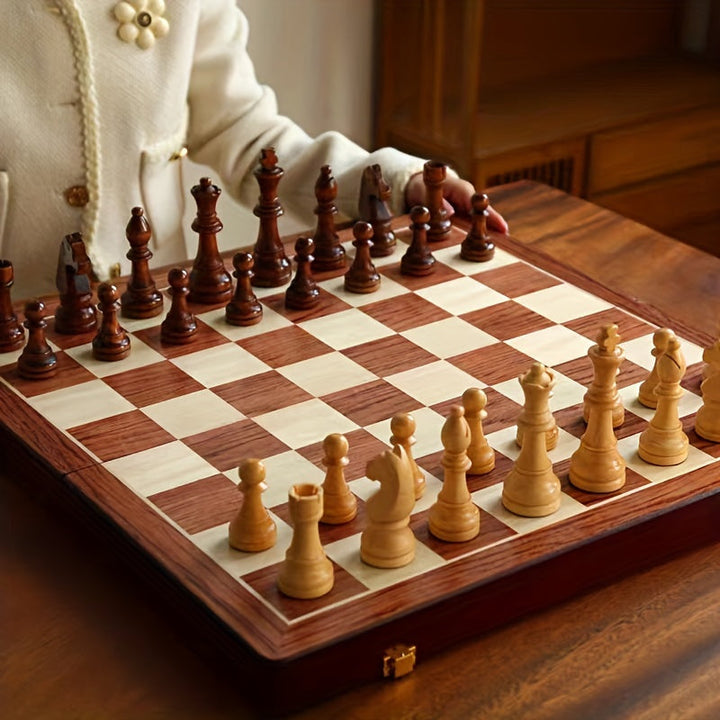 Komplett lyxigt schackset i massivt trä, GrandRook, inklusive alla pjäser och spelbräde, redo för spel.