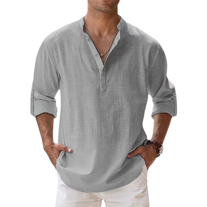 Herrskjorta i linne. Stilren och lätt Henley-skjorta, perfekt som sommarkläder för män. Mode och komfort.