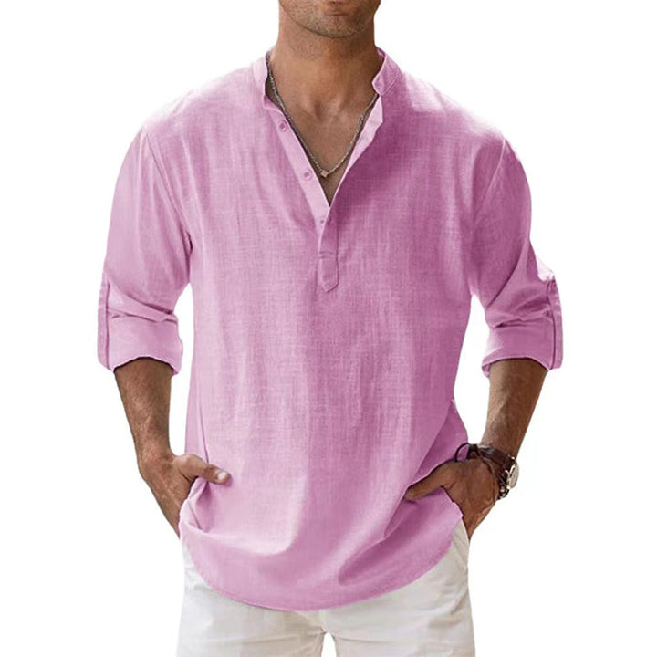 Lätt linneskjorta med Henley-krage. Andningsbar herrskjorta för varma dagar och avslappnade sommaroutfits.