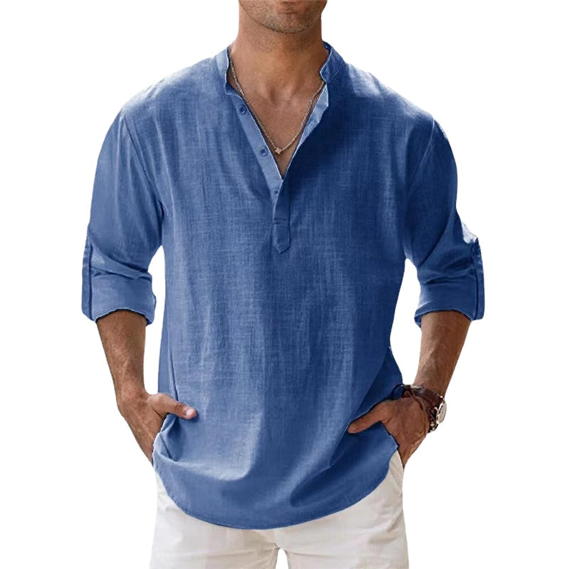 Man i somrig linneskjorta. Henley-stil, bekväm och andningsbar för stranddagar eller avslappnade sommarkvällar.