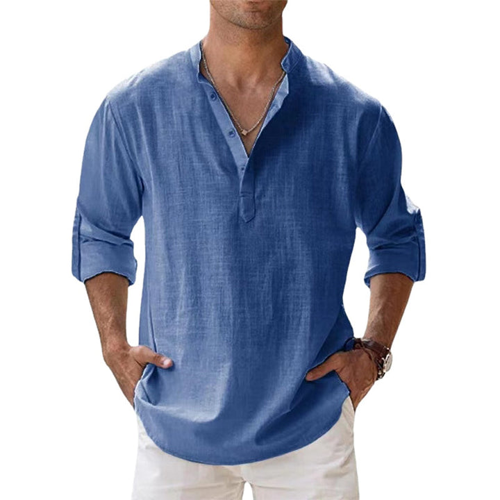 Man i somrig linneskjorta. Henley-stil, bekväm och andningsbar för stranddagar eller avslappnade sommarkvällar.