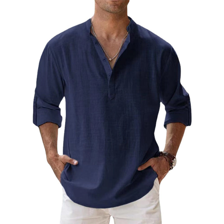 Elegant linne Henley-skjorta. Lätt herrskjorta för sommar, vardags och semester. Snyggt och bekvämt mode.