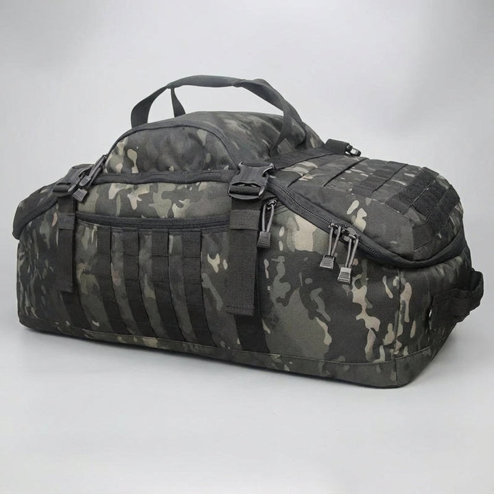 Detaljbild av MOLLE-fästen på taktisk ryggsäck. Optimerad för modulär packning och utrustning. Robust design.