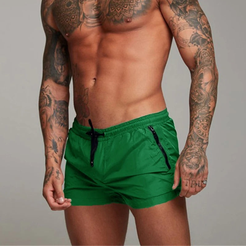 Man bär bekväma aktiva shorts i utomhusmiljö, perfekta för semester och vandring.