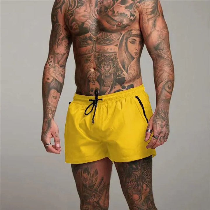 Nära bild av snabbtorkande stretchtyg på slitstarka herrshorts för alla sommarens äventyr.