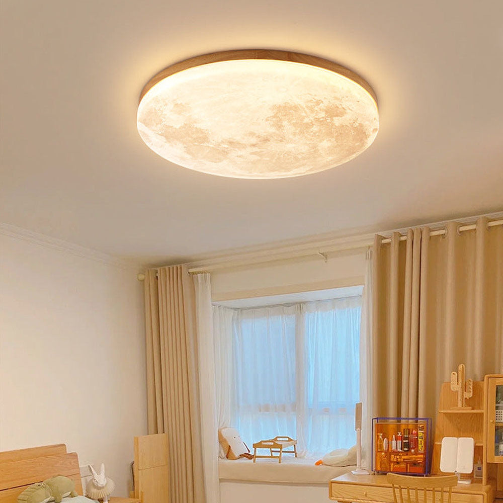 Taklampa med månljuseffekt och modern LED-belysning. Skapar lugn atmosfär i hemmet.