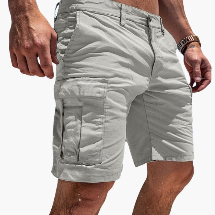 Mäns bekväma cargoshorts med flera fickor, perfekta för vardag och utomhusaktiviteter. Knälånga sommarshorts.
