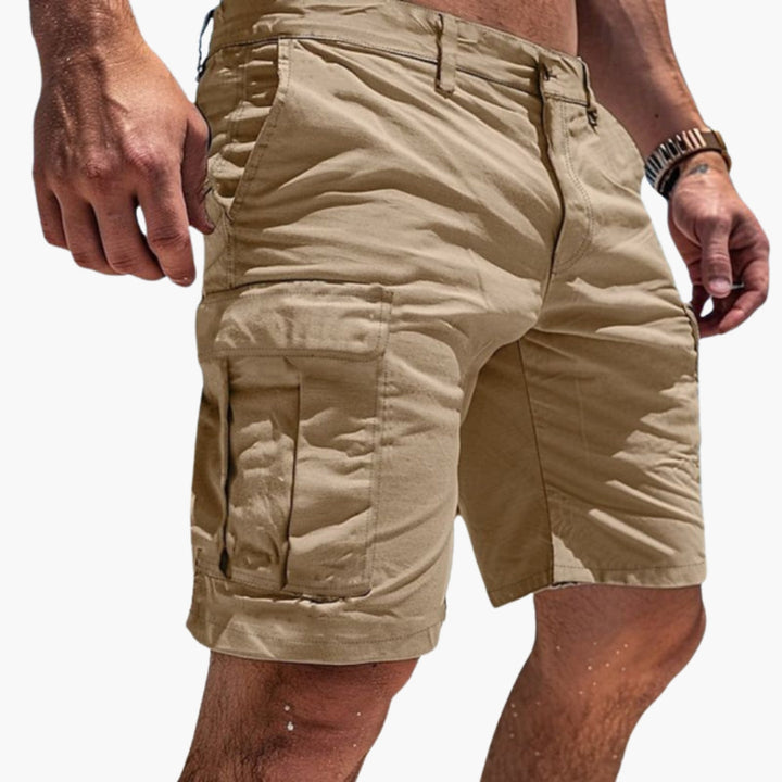 Stiliga herrshorts i cargostil för sommaräventyr. Slitstarka fritidsshorts med praktiska fickor för män.