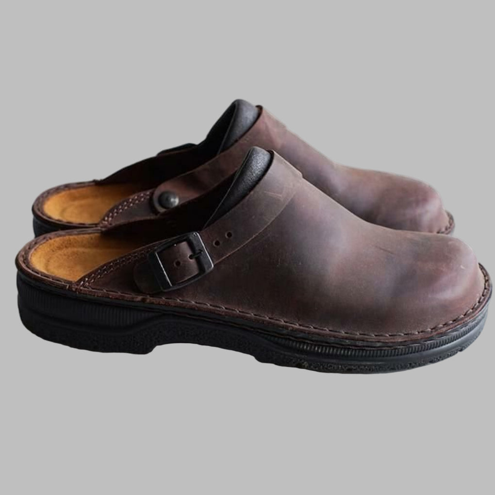 Mäns bekväma slip-on träskor i syntet. Perfekta vardagsskor för hem, trädgård eller avslappnad stil.