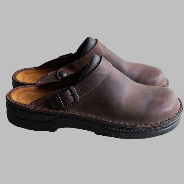 Mäns bekväma slip-on träskor i syntet. Perfekta vardagsskor för hem, trädgård eller avslappnad stil.