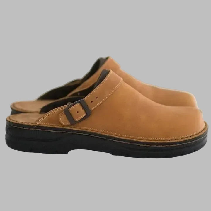 Närbild på mörkbrun slip-on träsko för män. Bekväma och slitstarka casual skor för alla dagar.