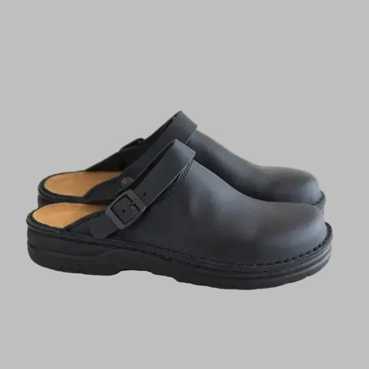 Stilrena beiga slip-on träskor för män. Bekväma vardagsskor i syntet, idealiska som hemmaskor.