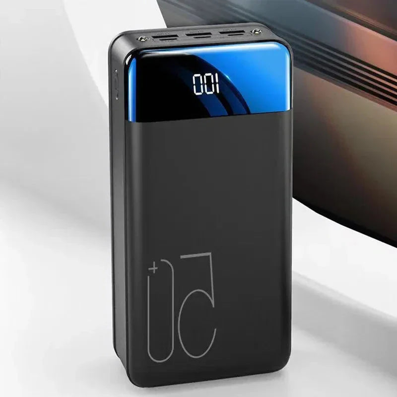 Mäns Powerbank 50000mAh, svart, ultra hög kapacitet för snabb laddning av mobila enheter på resan.