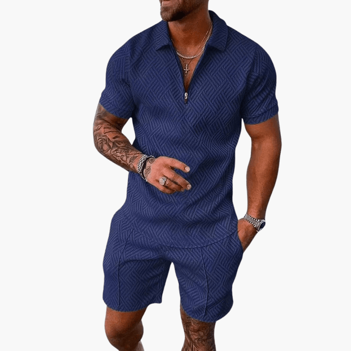 Modell bär mäns tvådelade sommarset: dragkedjeskjorta & shorts. Idealisk för casual herrmode & semester.