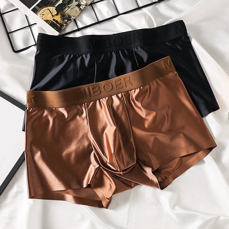 Närbild av satängtyget på mäns boxershorts, visar mjuk och glänsande struktur för komfort.