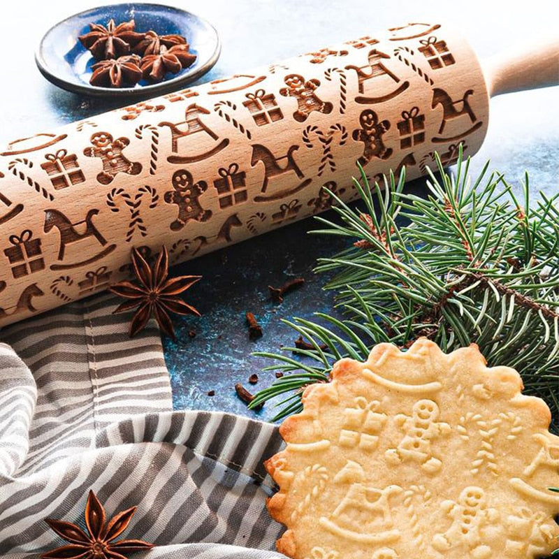 Set med mönstrad kavel i bokträ & diverse kakformar med julmotiv för bakning.
