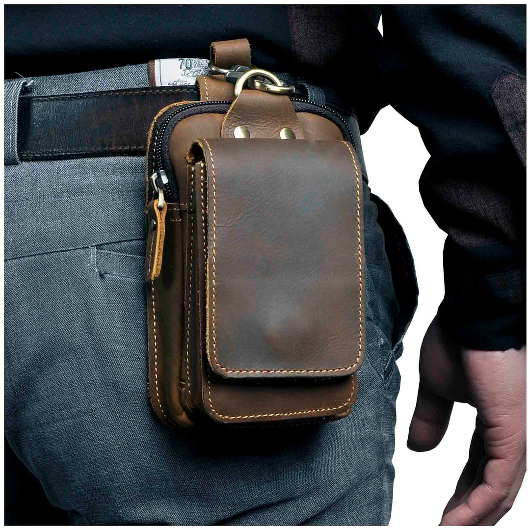 Mörkbrun midjeväska i äkta läder för män. Stilren & praktisk förvaring för dina essentials.