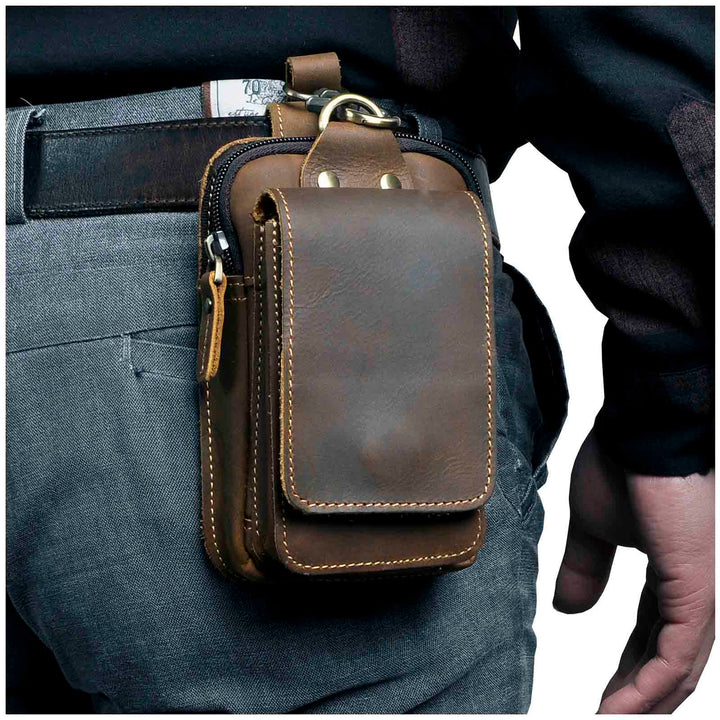 Mörkbrun midjeväska i äkta läder för män. Stilren & praktisk förvaring för dina essentials.