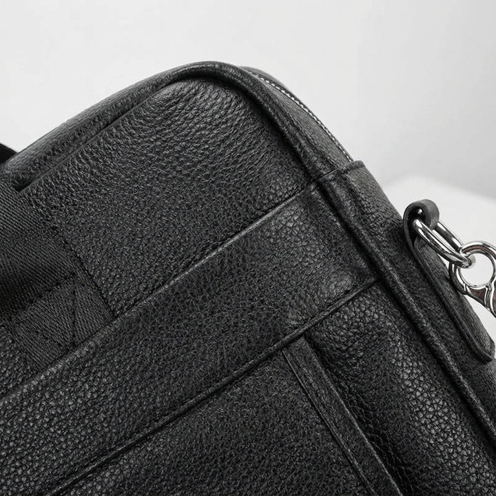 Herr vintage läderväska i tidlös design. En brun portfölj i nötskinn för professionell stil.