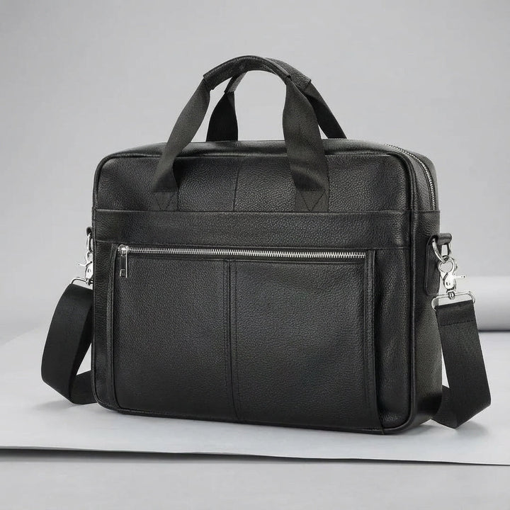 Elegant svart vintage portfölj i nötskinn för herr. Stilren arbetsväska som skyddar din laptop.