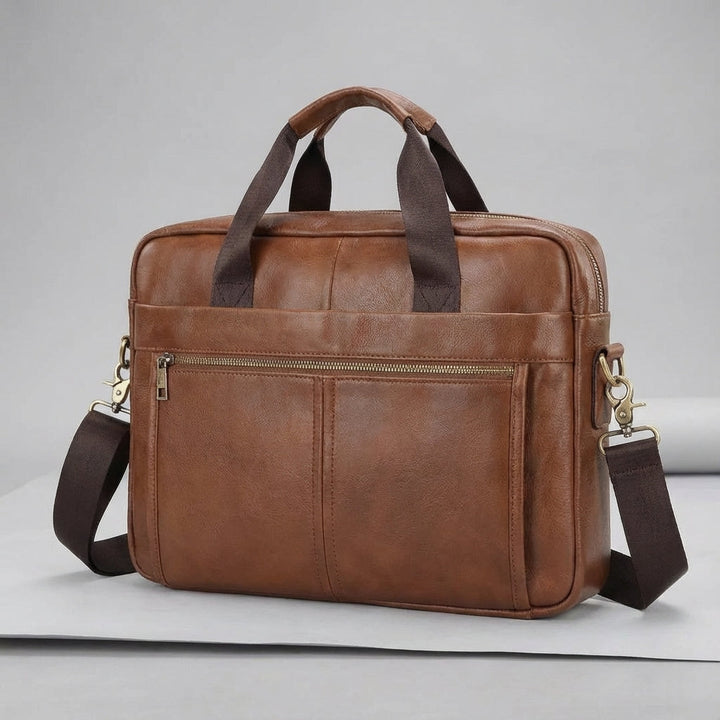 Robust herrportfölj i mörkbrunt vintage läder. Perfekt som laptopväska, en tidlös & professionell accessoar.