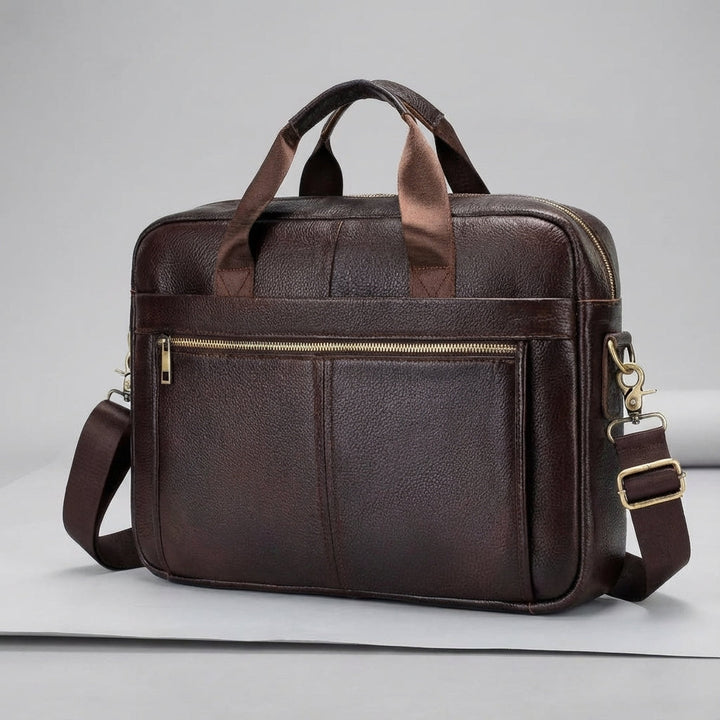 Högkvalitativ vintage läderportfölj för herr. Brun arbetsväska i nötskinn med tidlös design för dokument & laptop.
