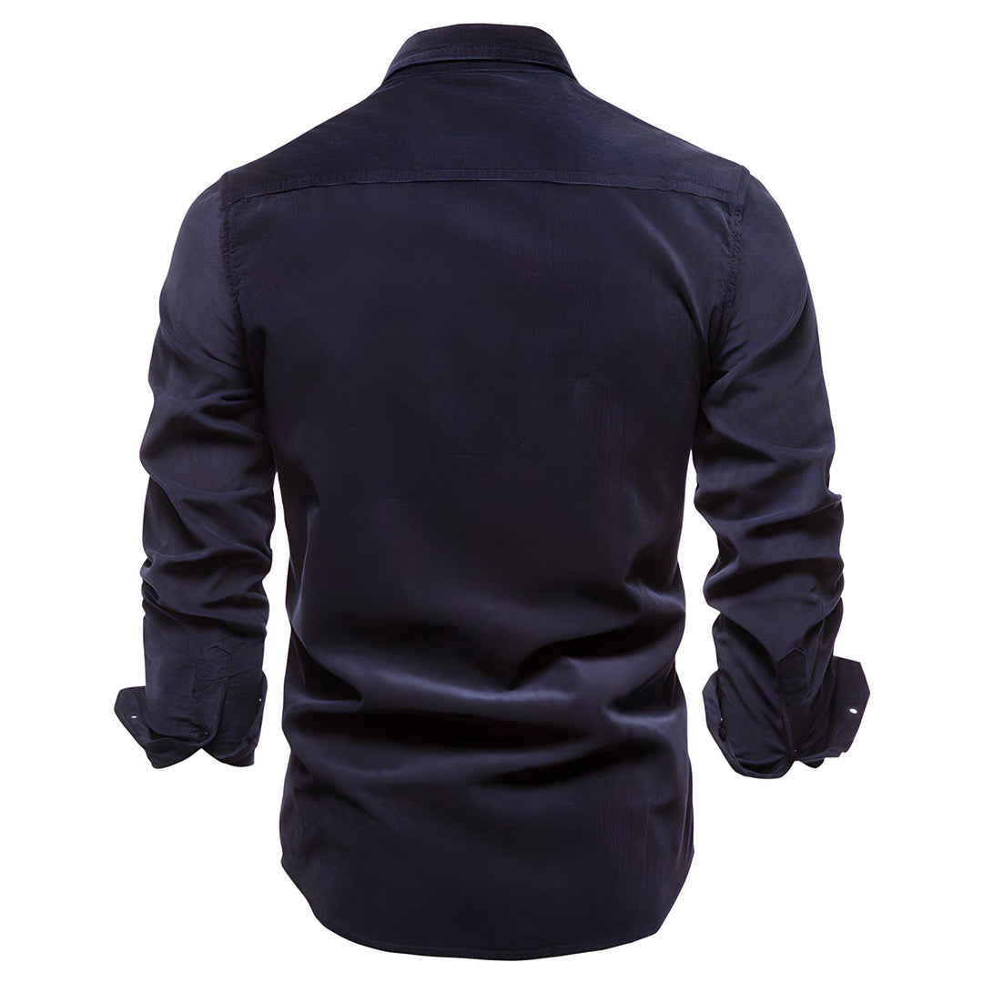 Långärmad blå herrskjorta i militärdesign, med framträdande bröstfickor, casual och modern.