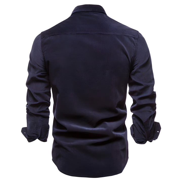 Långärmad blå herrskjorta i militärdesign, med framträdande bröstfickor, casual och modern.
