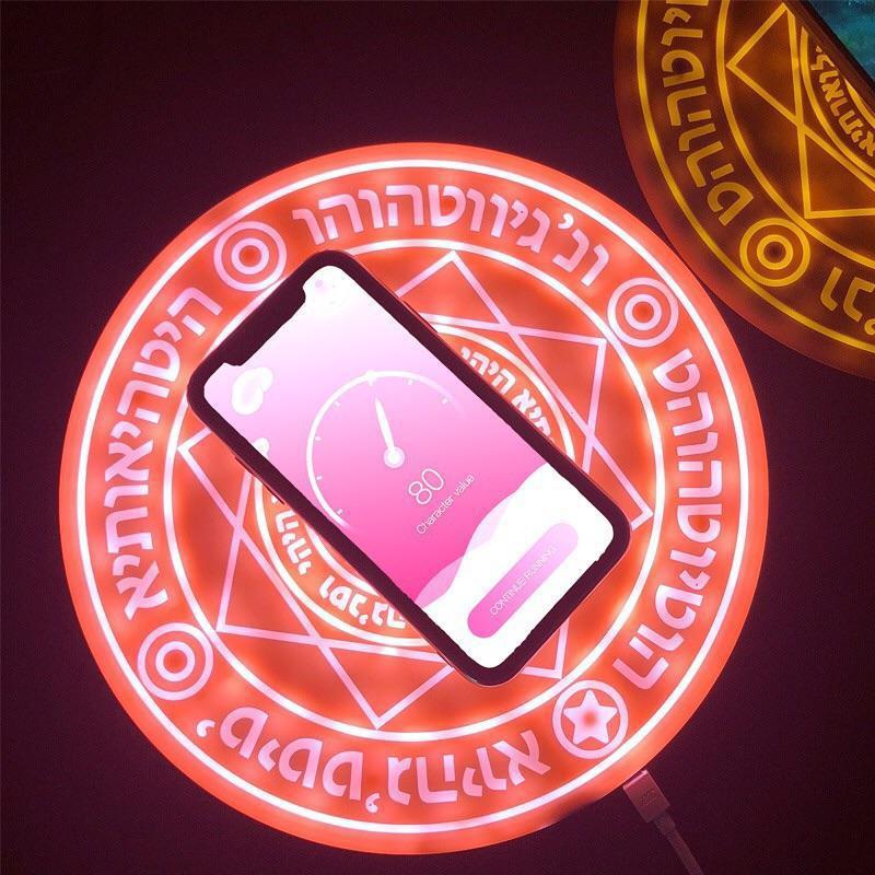 "Magic Array Trådlös Laddare med medeltida design, ljus och ljud, för snabb laddning av Qi-kompatibla enheter."