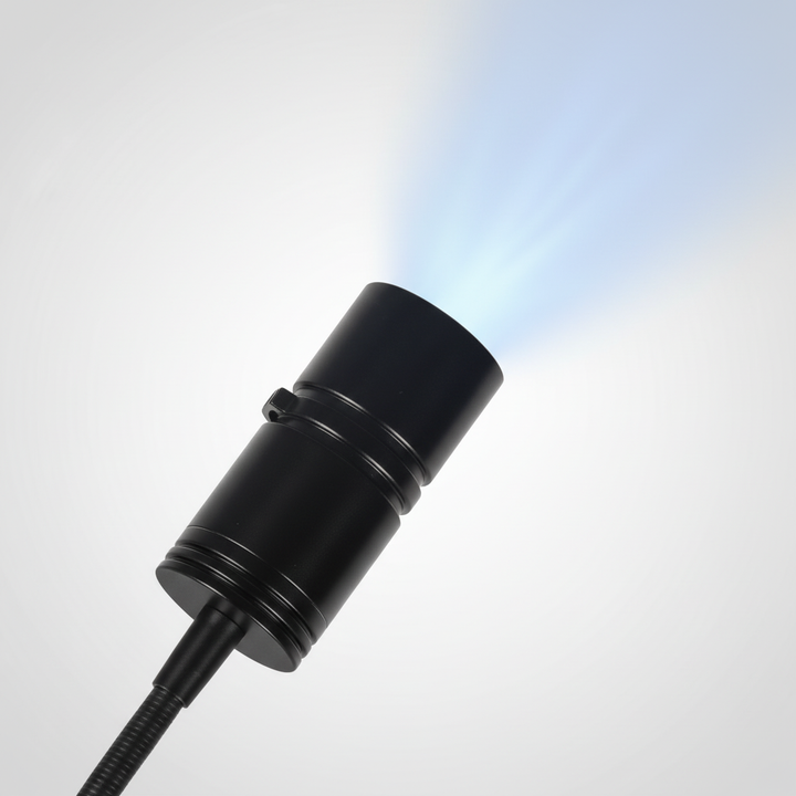 Projektorlampa som fyller rummet med en stjärnhimmel, jord och måne. Enkel att använda hemmavid.