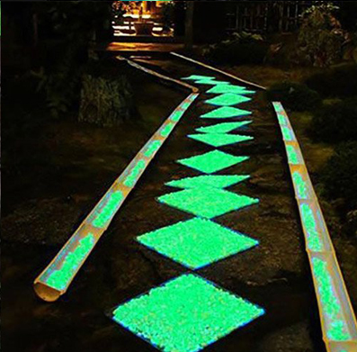 "Magiska glow in the dark stenar för trädgårdsdekoration med slät, rund yta. Perfekt för gångvägar och växter."