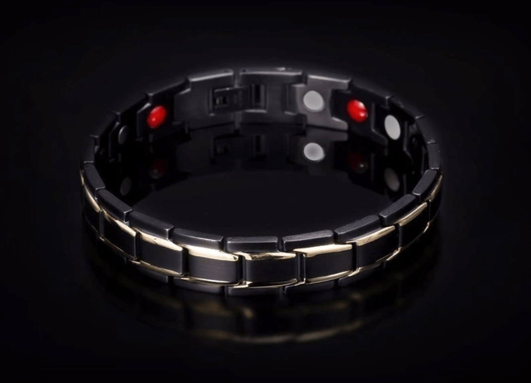 Detaljbild av CoreFlex magnetarmband i borstat rostfritt stål, modernt och tidlöst design.