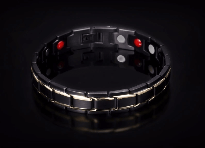 Detaljbild av CoreFlex magnetarmband i borstat rostfritt stål, modernt och tidlöst design.