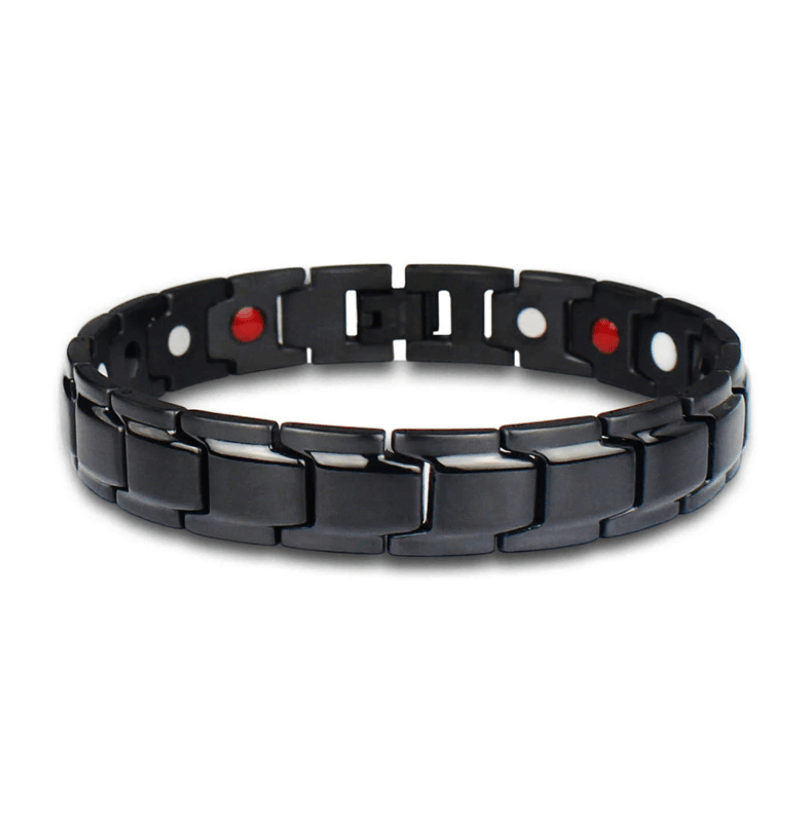 Man bär CoreFlex magnetarmband i rostfritt stål, maskulint smycke för energi och välmående.