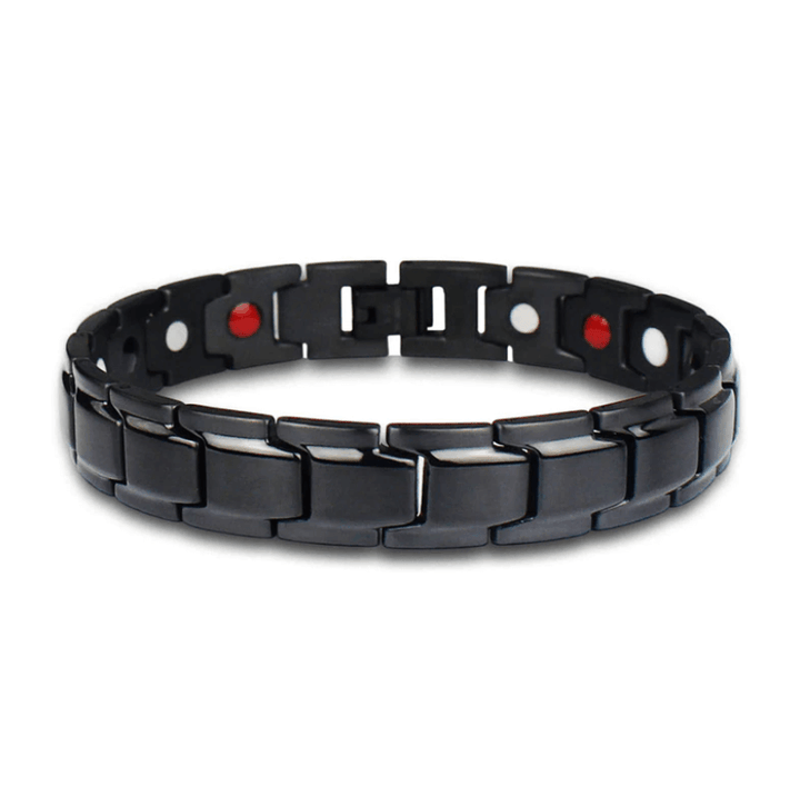 Man bär CoreFlex magnetarmband i rostfritt stål, maskulint smycke för energi och välmående.