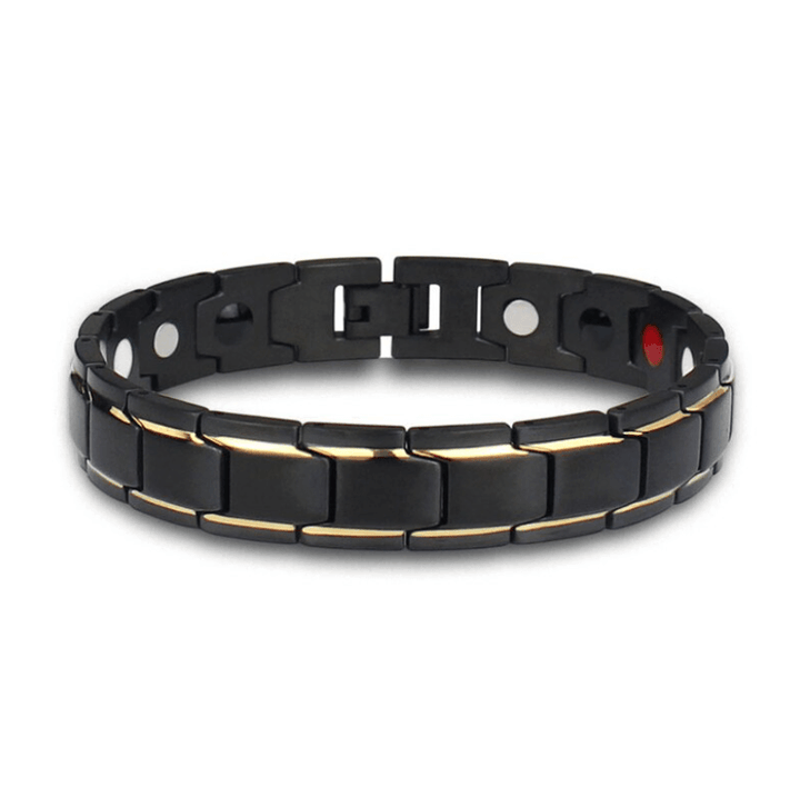 Kvinna med stilrent CoreFlex magnetarmband i rostfritt stål, elegant accessoar för hälsa.
