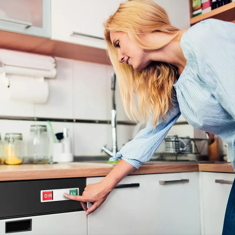 "Magnetisk diskmaskinsskylt, ren/smutsig indikator, elegant design, kontrastfärger, svart/vit, smart kökstillägg."