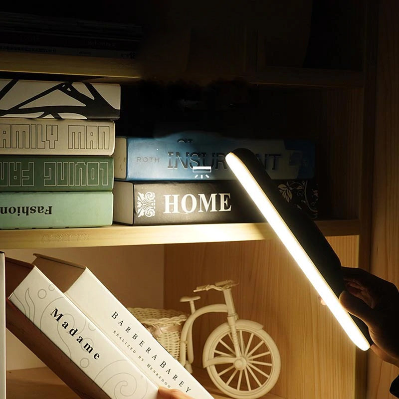 "Magnetisk läslampa med flexibel svanhals i aluminium, USB-laddning, justerbar vinkel och tre ljusstyrkenivåer."