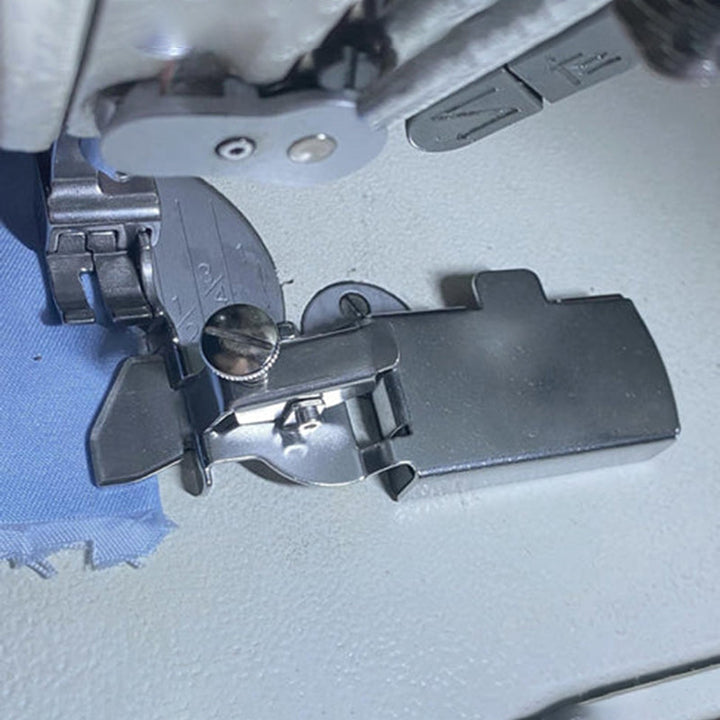 "Magnetisk sömguide för exakt sömnad, fäst på symaskinsplåt för konsekvent sömbredd, idealisk för alla sömnadsprojekt."