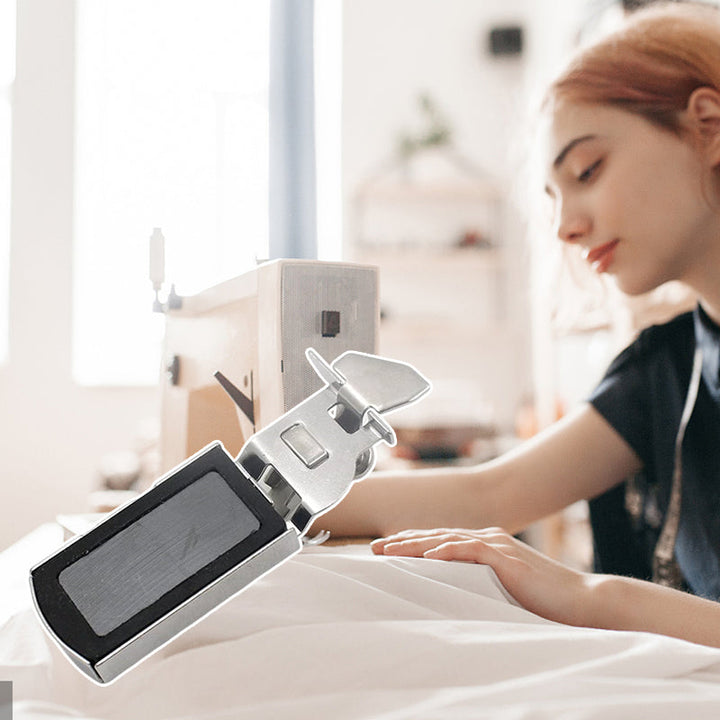 "Magnetisk sömsguide i rostfritt stål för exakt sömnad, säker placering på symaskin, perfekt för alla tygtjocklekar."