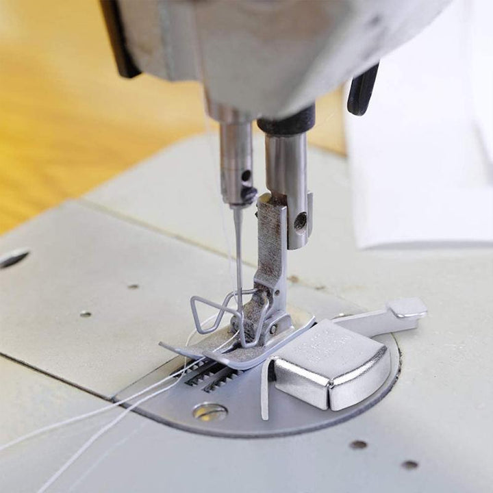 "Magnetisk syguide i metall, liten och kraftfull, idealisk för exakta sömsmåner och perfekt för alla som syr."