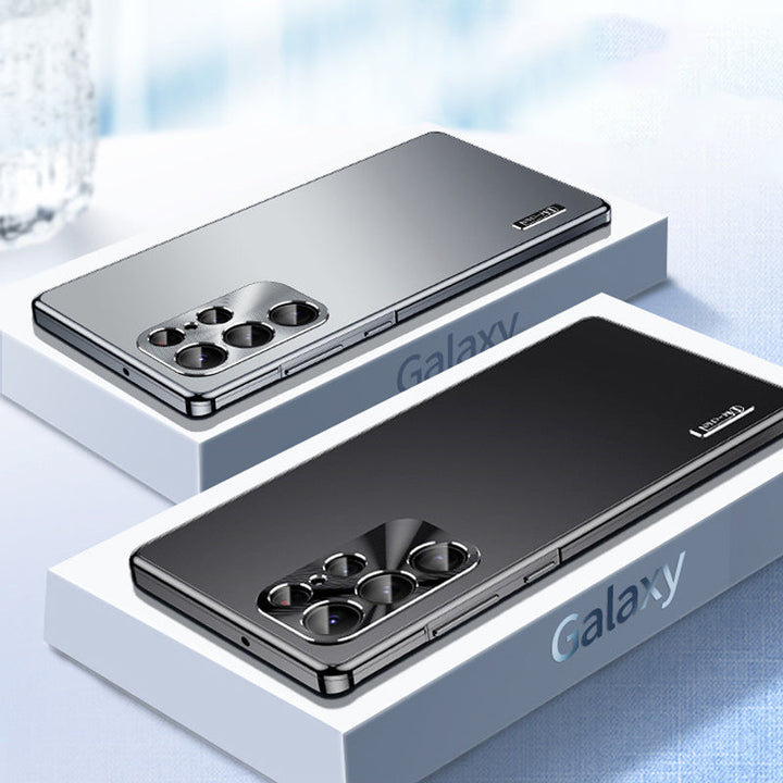 "Magnetisk telefonväska med legeringsram på smartphone, stötskydd och elegant design, perfekt för vardagsbruk."