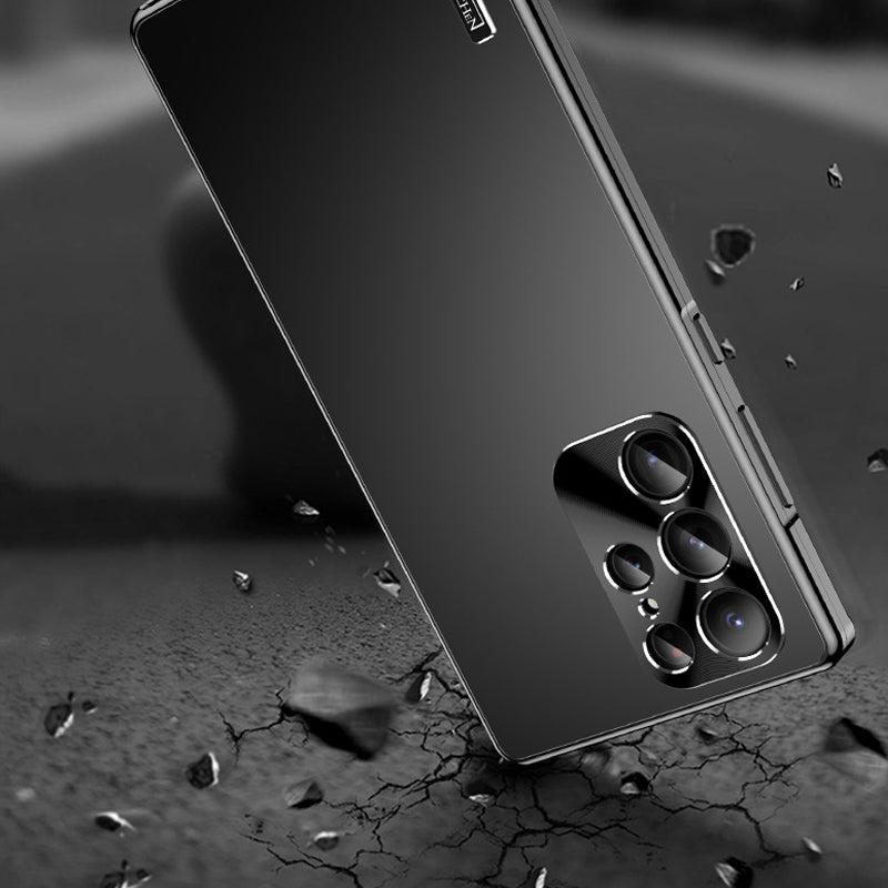"Magnetisk telefonväska med legeringsram på smartphone, stötskydd och elegant design, perfekt för vardagsbruk."