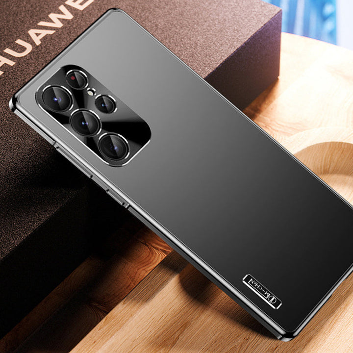 "Magnetisk telefonväska med legeringsram på smartphone, stötskydd och elegant design, perfekt för vardagsbruk."