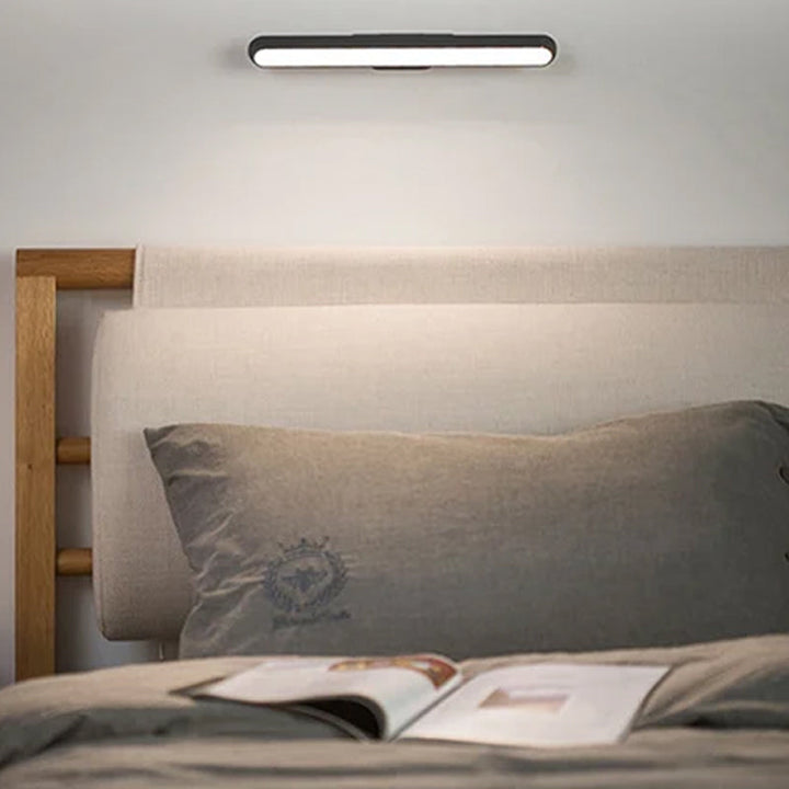 "Magnetisk uppladdningsbar bordslampa, kompakt design, magnetfot, justerbara ljusnivåer, svart eller vit färg."